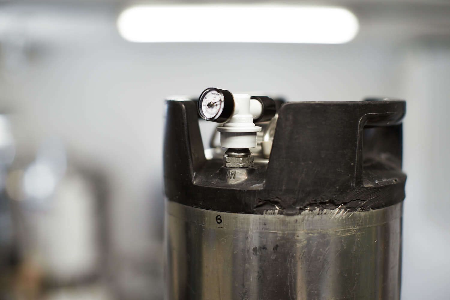 Keg King Spundy spunding valve attached to a 19l corny keg far view.